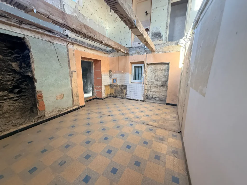 Rez-de-chaussée en cours de démolition, plafonds déposés