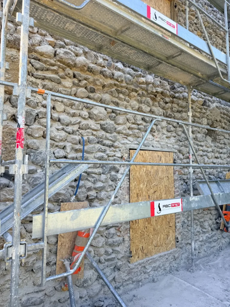 Échafaudage et reprise de la façade en galets