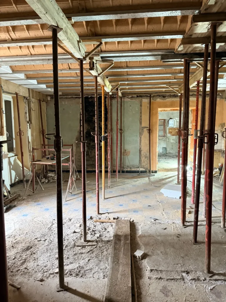 Étaiement du plancher intermédiaire pendant les travaux de structure