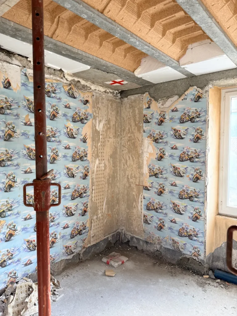 Étais et dépose des plafonds dans une pièce pendant le chantier