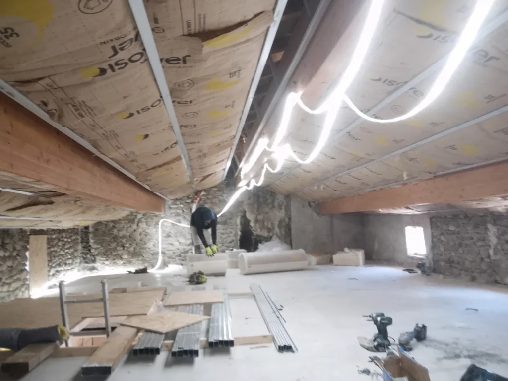 Isolation sous rampants dans les combles pendant le chantier