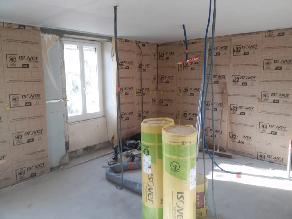Isolation et pare-vapeur posés sur les murs intérieurs pendant le chantier