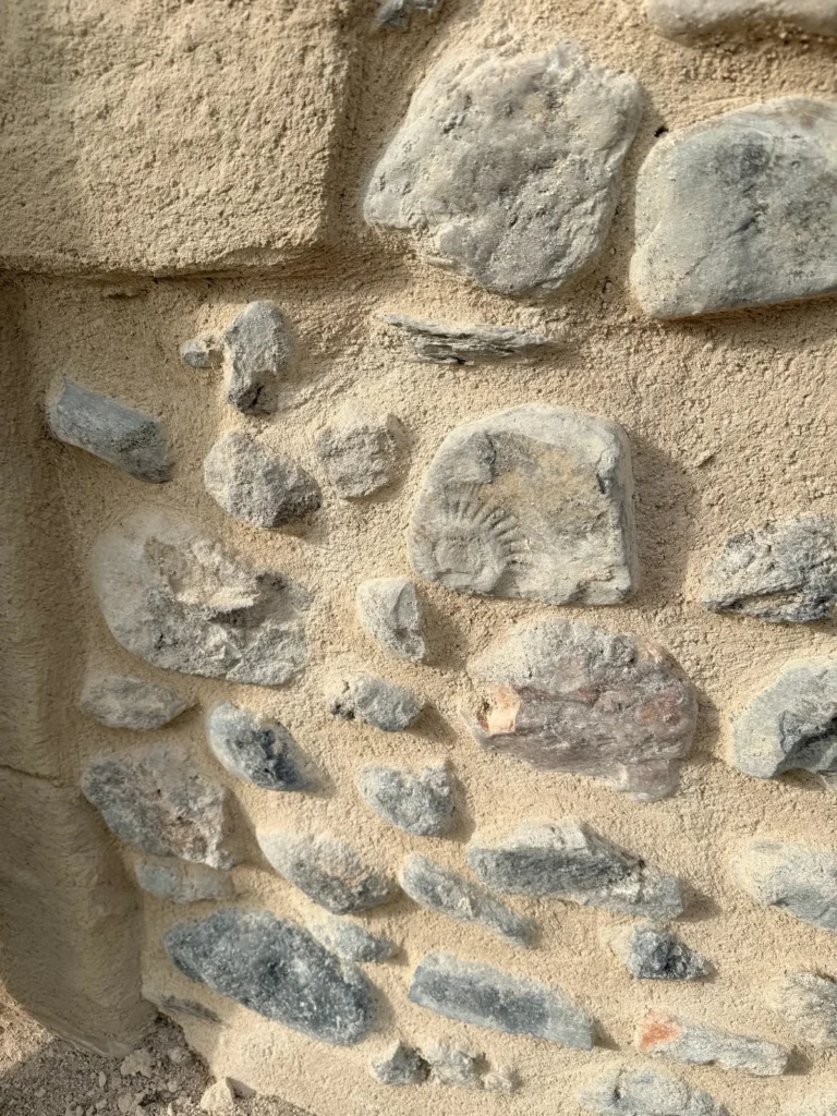 Détail du mur en galets roulés rejointoyé à la chaux