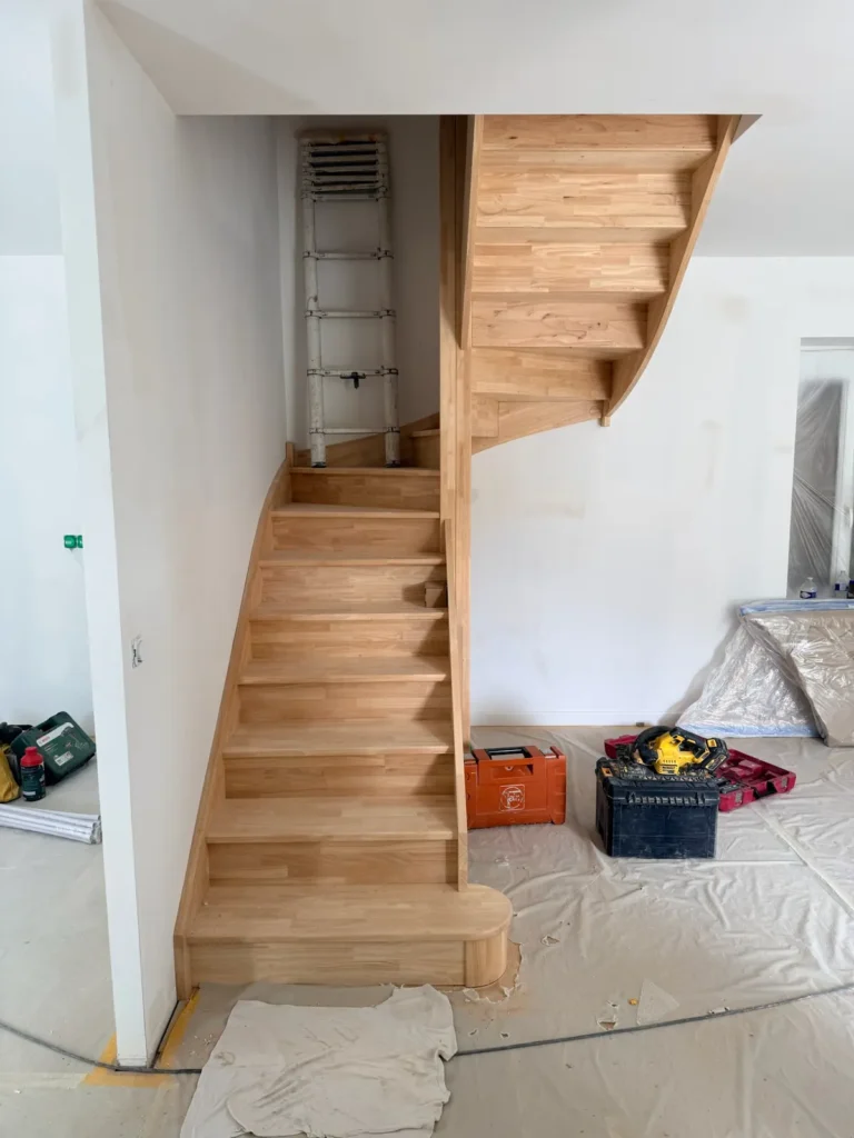 Escalier neuf en bois posé dans la maison rénovée