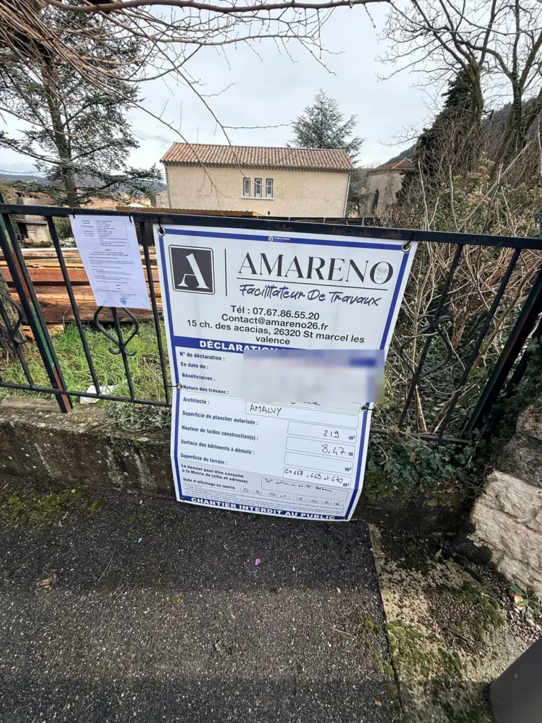 Panneau de chantier Amareno devant la maison en rénovation à Saint-Julien-en-Saint-Alban