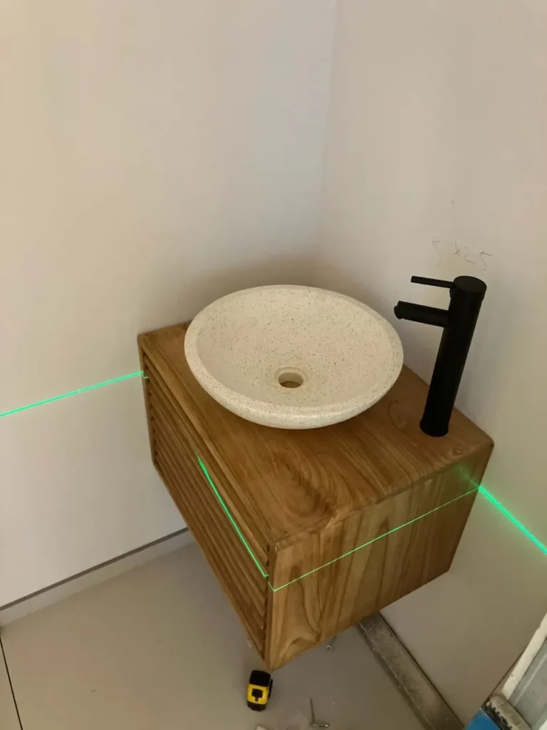 Vasque à poser sur meuble en bois et robinetterie noire