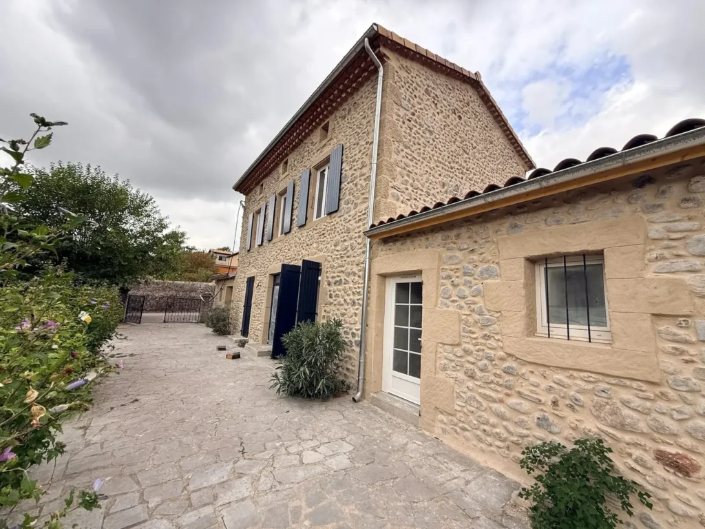 Annexe en pierre rénovée et cour pavée, maison en galets à Saint-Julien-en-Saint-Alban