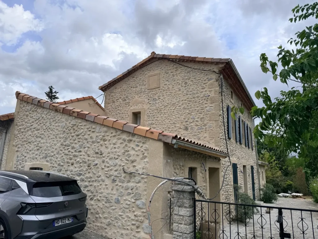 Pignon et mur en galets côté rue après rénovation